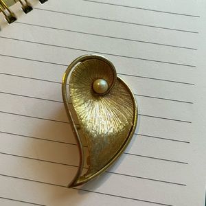 Vintage goldstone brooch with pearl